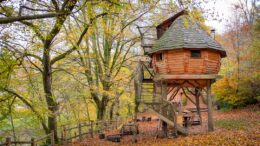 Comment choisir la cabane idéale pour une nuit insolite en Rhône-Alpes ?
